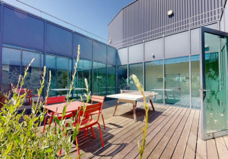 une terrasse extérieur de l'espace de coworking de bagneux avec un temps ensoleillé